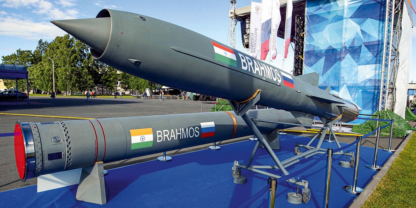 Indian/russian BrahMos supersonic anti-ship cruise missiles Defense Express India to Order 200 russian/Indian BrahMos Cruise Missiles Worth 2.5 Billion Dollars