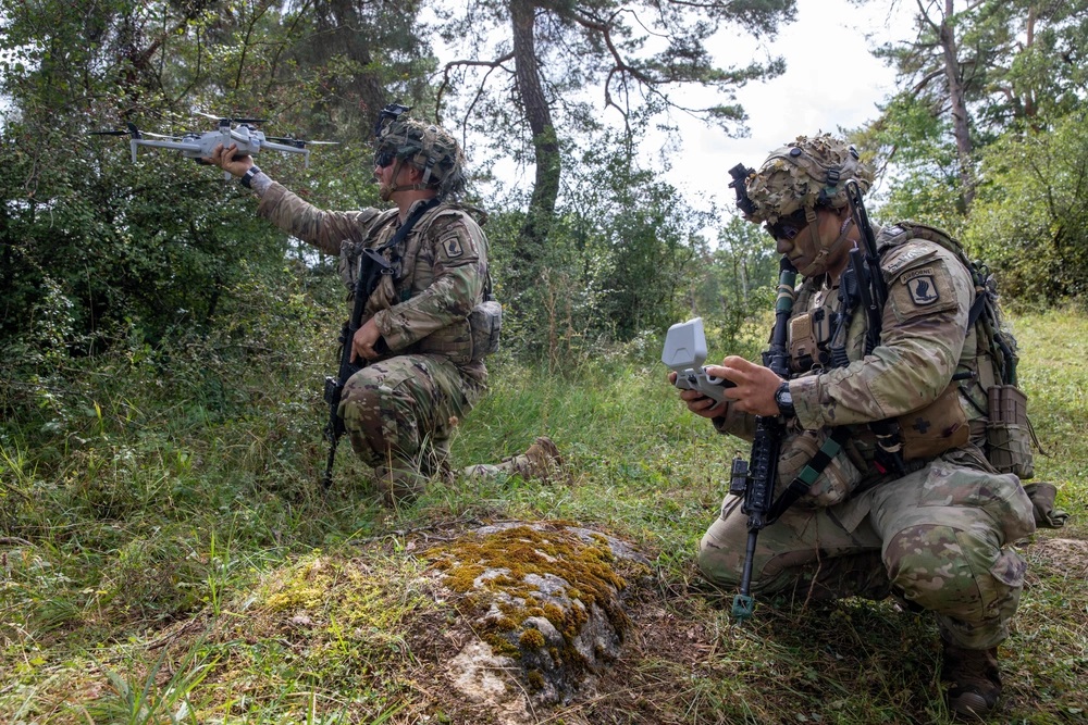 Illustrative photo: U.S. Army soldiers prepare to launch a Skydio X10D drone / Defense Express / Pentagon States Requirements for Expendable War Drones With 300 km Range