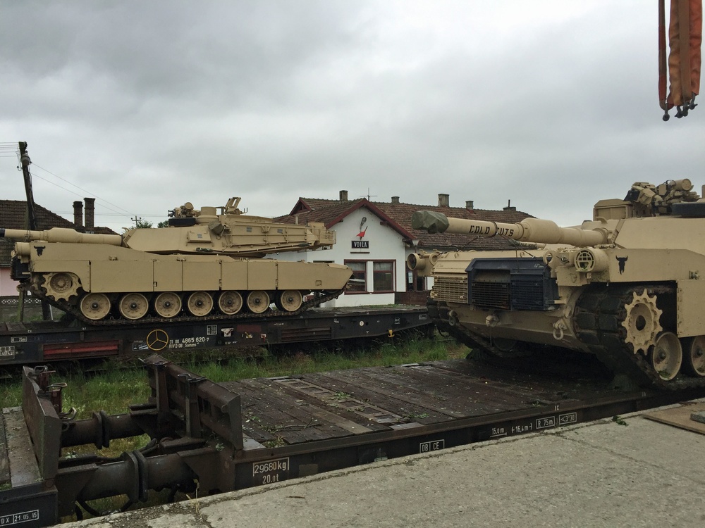 Illustrative photo: U.S. National Guard M1A2 Abrams tanks transported by rail in Romania / Defense Express / Romanian Railway Problem Can Paralyze All of NATO Logistics