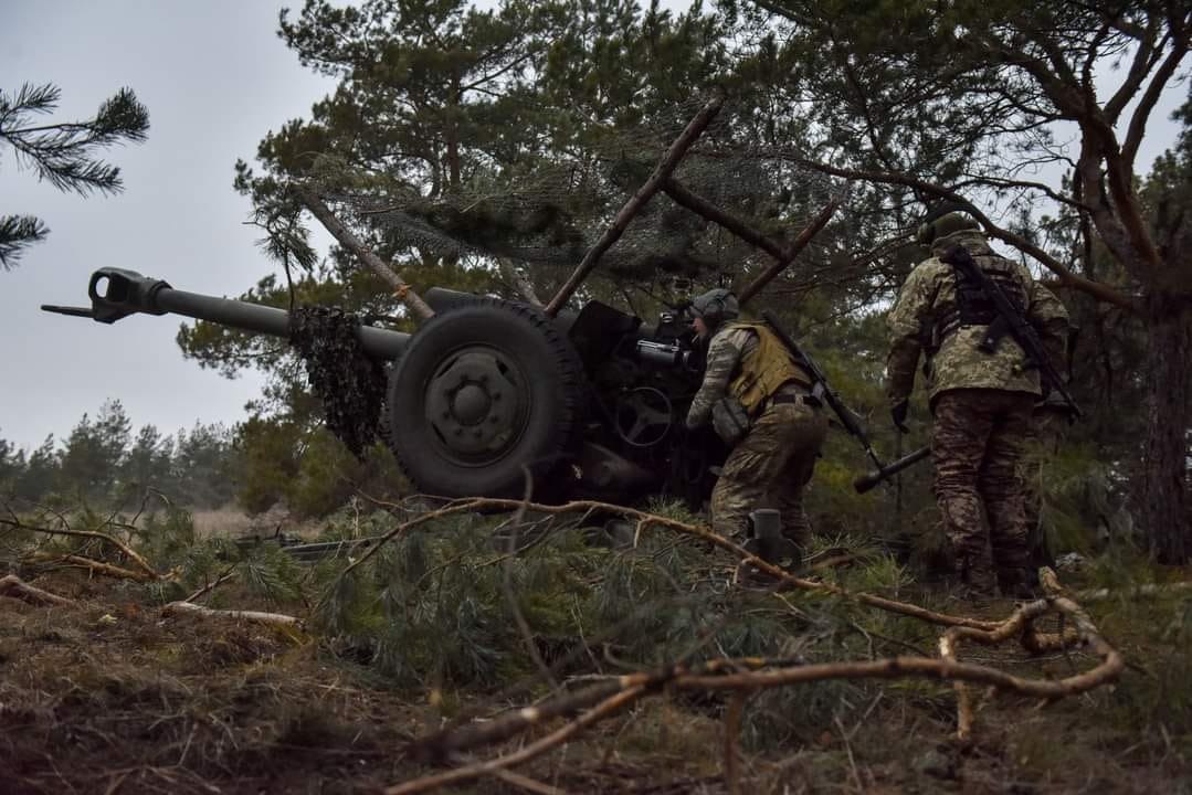 Ukrainian artillerymen fire from a D-30 howitzer on russians