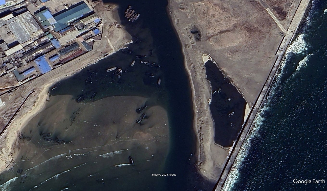 Chongjin shipyard harbor entrance as of March 2024 / Defense Express / North Korea Rebalanced the Capsized 5,000-Ton Destroyer: With Manual Labor, Ropes, and Balloons