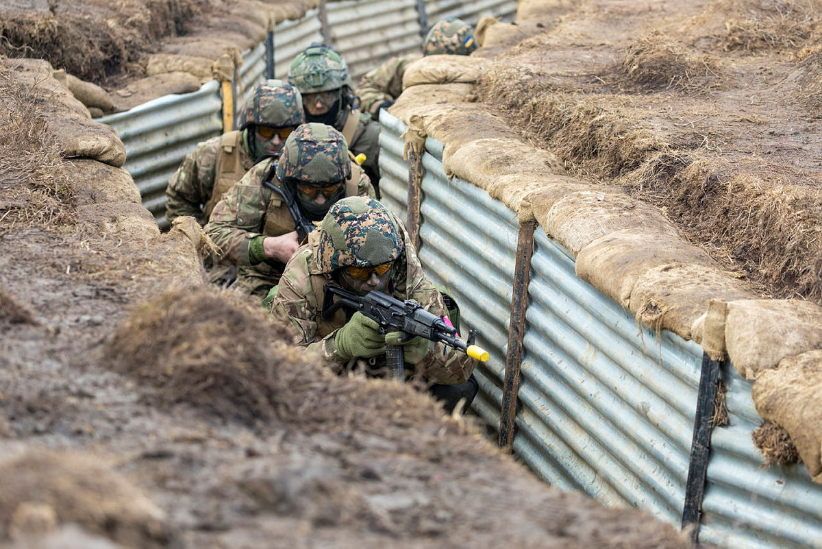 As part of Operation Interflex, Ukrainian soldiers get basic military training, including fighting in urban areas and trench warfare / Defense Express / British Soldiers Have Problems Accessing Training Grounds Reserved For Ukrainians