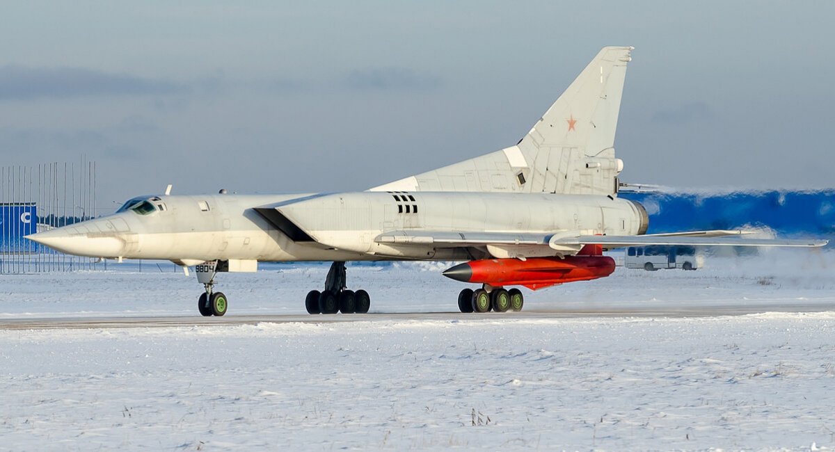 russian Tu-22M3 bomber with Kh-32 missile before the first test launch in February 2021, Defense Express