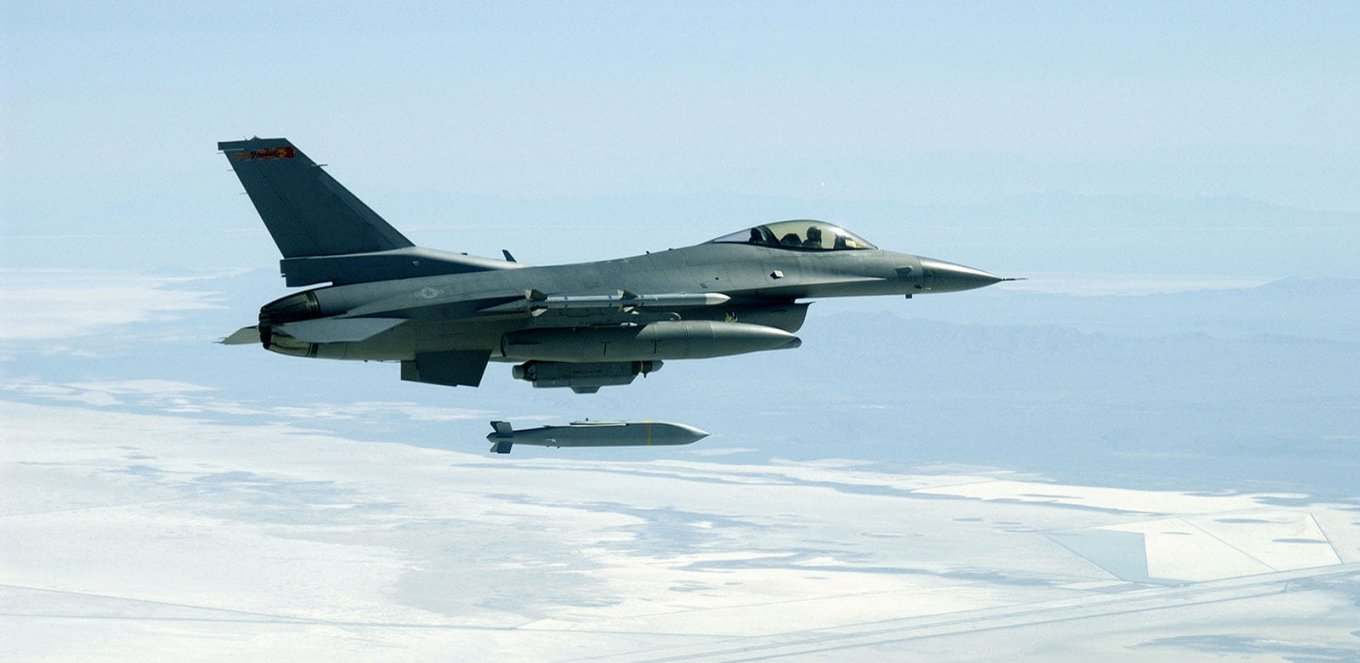 Máy bay chiến đấu đa năng F-16 thả một quả AGM-158 JSOW / Defense Express / Hoa Kỳ đang có kế hoạch gửi AGM-154 JSOW tới Ukraine nhưng đó không phải là tên lửa