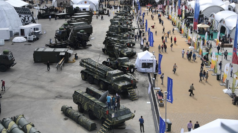 The exposition of russian military equipment at last year's Army-2023 / Defense Express / Moscow Changes the Rules of Armiya Forum, Wunderwaffes Are No Longer For the Public