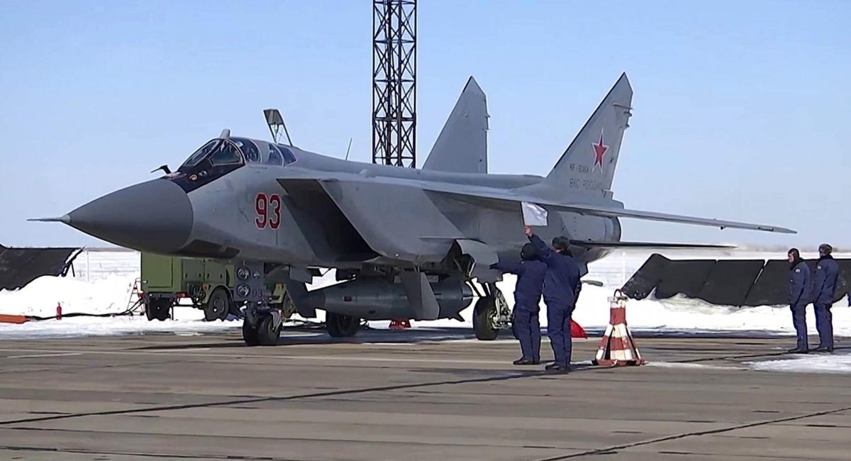 MiG-31K armed with a Kinzhal missile is prepared for departure / Defense Express / How russia's Aviation Spetsnaz on MiG-31 Has Shrunk From 500 Down to 140 Aircraft