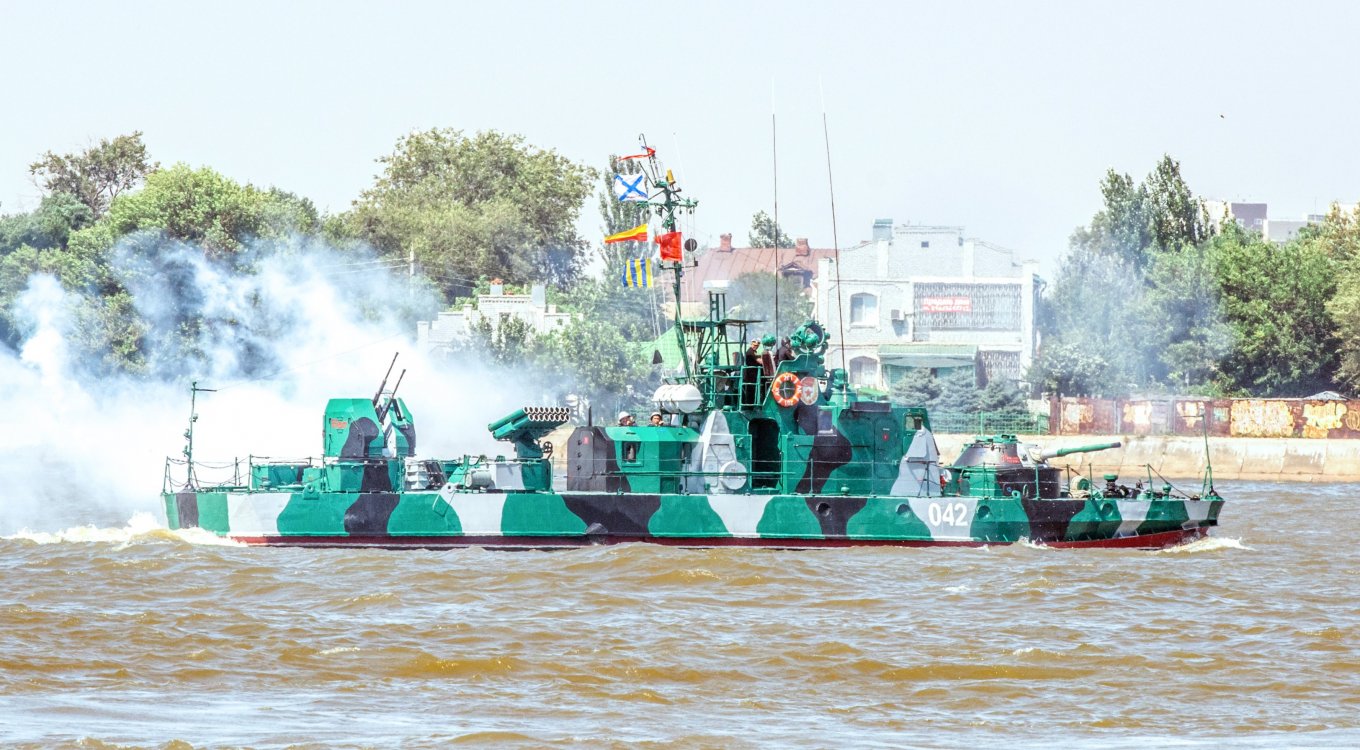 The Shmel artillery boat of the Caspian Flotilla of the russian federation Defense Express The UK Defense Intelligence Analyzes the Formation of the Dnipro River Flotilla to Bolster Control in Kherson