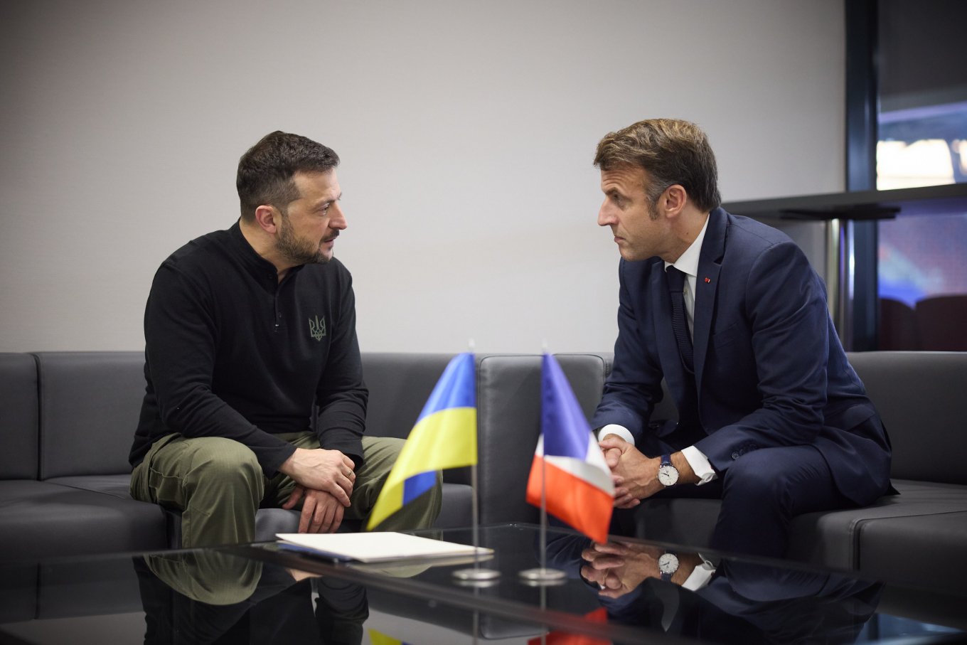 President of Ukraine Volodymyr Zelenskyi meeting his French counterpart Emmanuel Macron during a summit in Budapest, November 7, 2024 / Defense Express / France Steps Up Providing SCALP Missiles to Ukraine While UK Hesitates