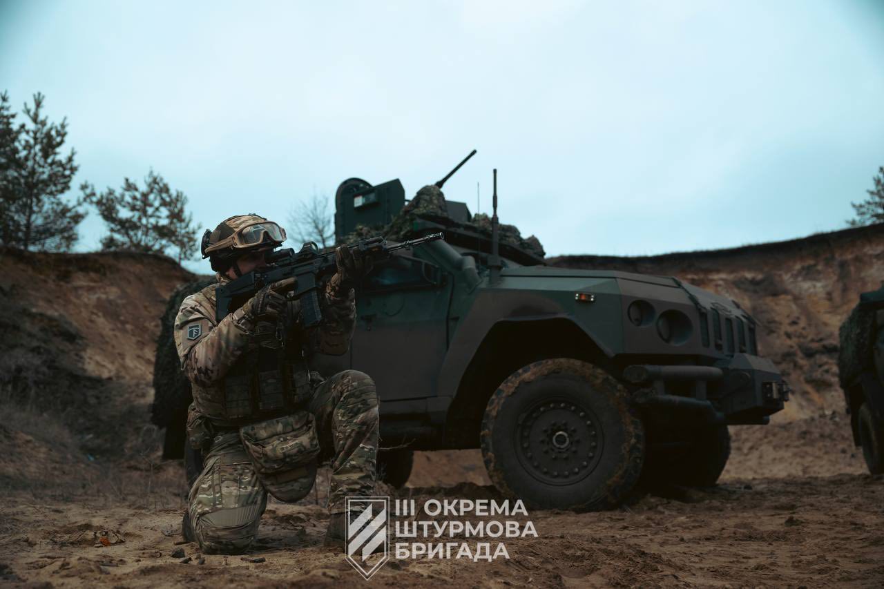 Ukrainian mobile fire air defense group serviceman next to a Novator APC / Defense Express / Ukrainian Mobile Air Defense Groups Hunt Down Aerial Threats With Novator Armored Vehicles (Photos)
