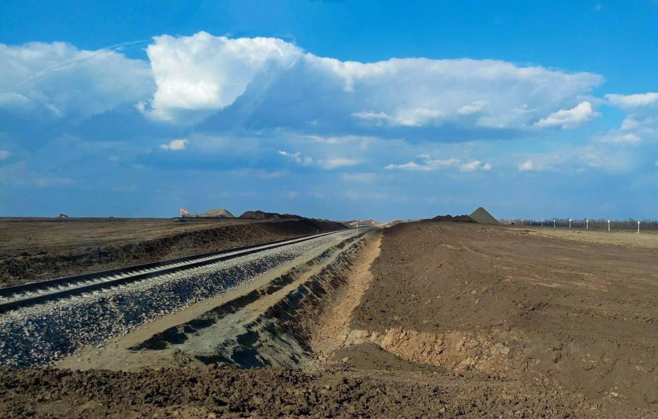 Russian occupiers building a railway between Taganrog and Mariupol, spring 2024 / Defense Express / Satellite Shows russians Set Up Railway Detour Around the Crimean Bridge