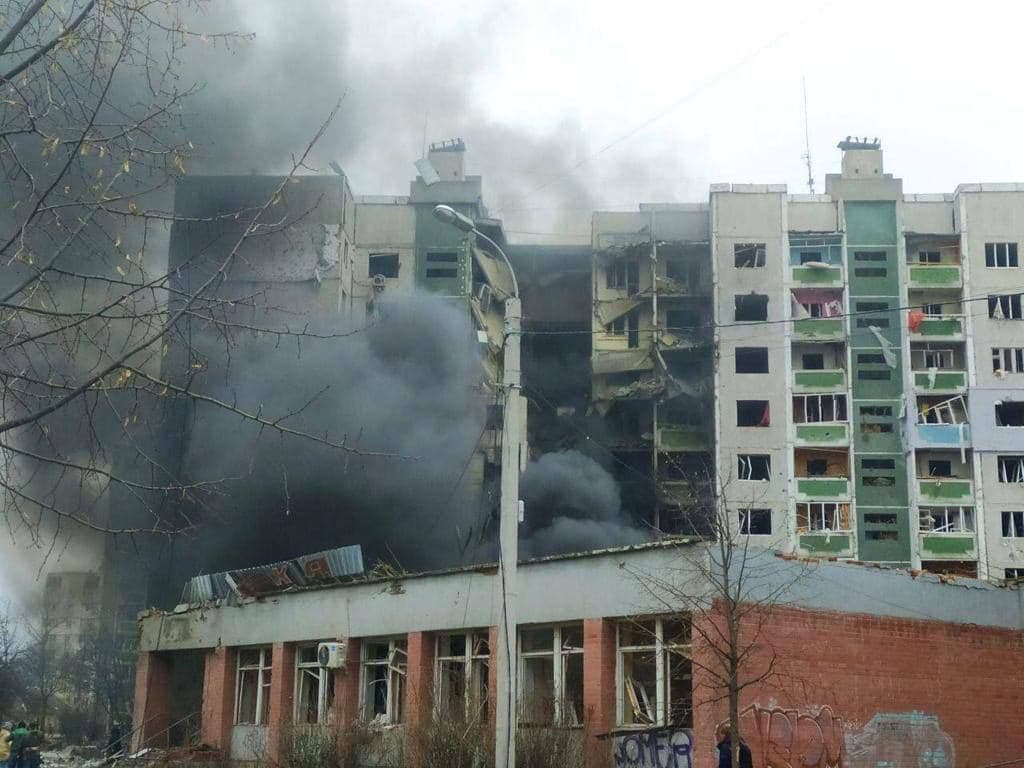 Defense Express / Due to the airstrike in Chernihiv, apartment buildings were damaged, windows were broken / Day Eight of the Russian Invasion of Ukraine – Live Updates