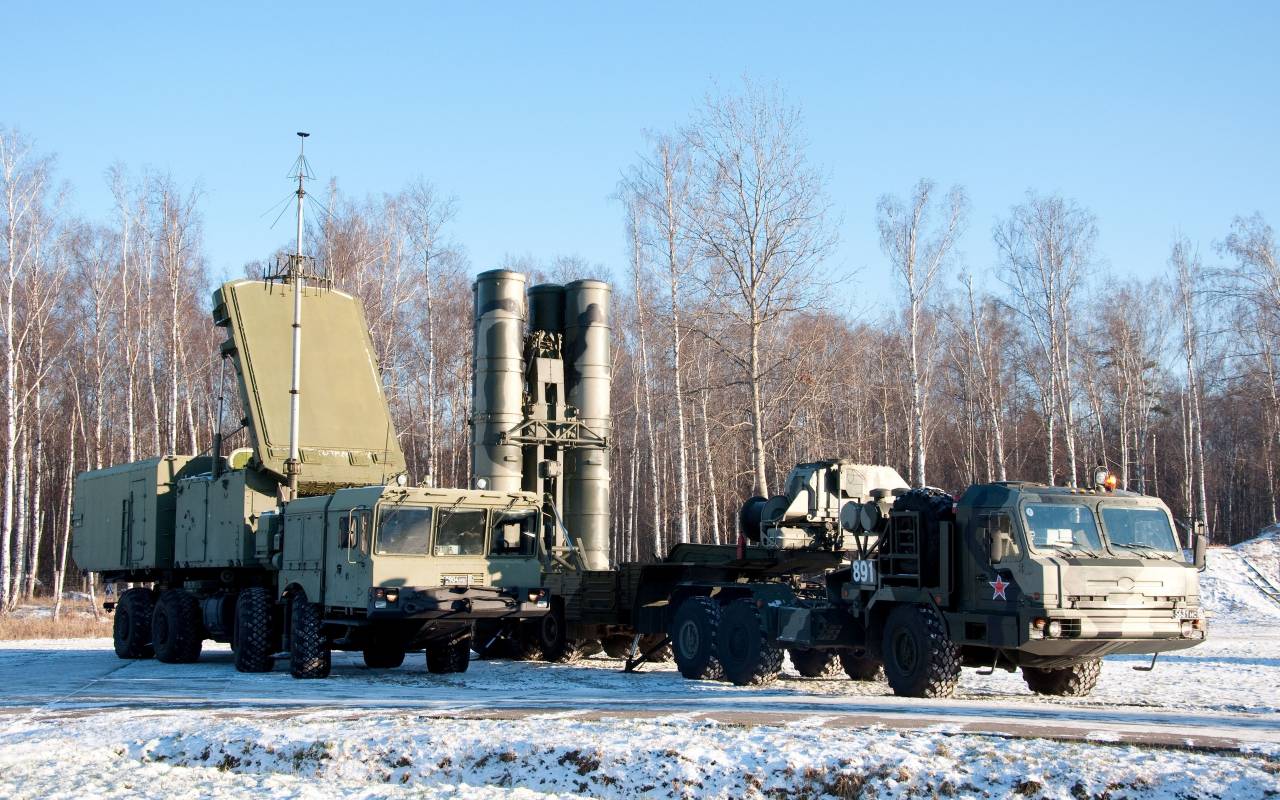 S-400 system 92N6 radar and launcher / Defense Express / Looks Almost Fine: S-400 Takes a Hit from Ukrainian HIMARS Rocket