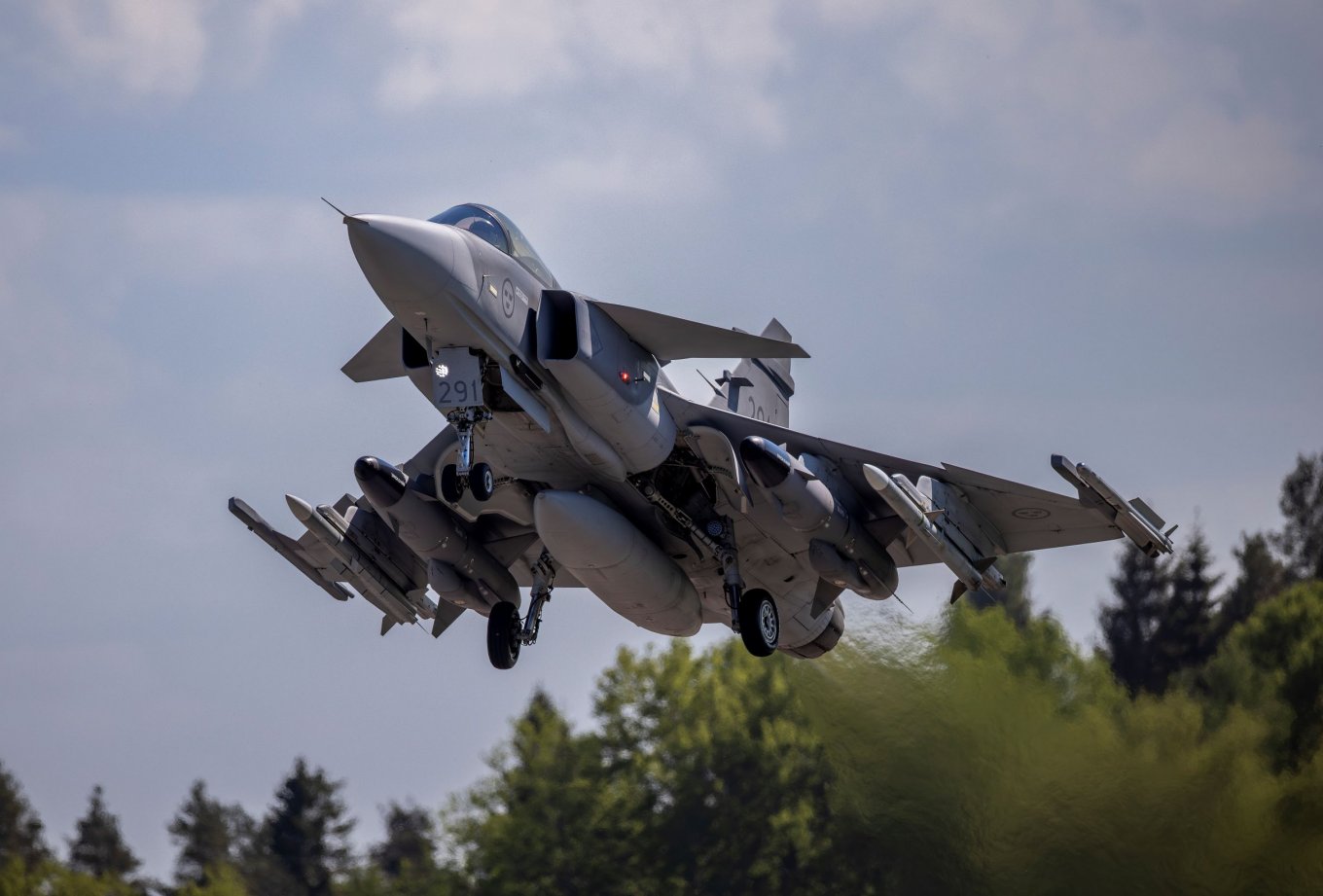 JAS 39 Gripen C / Defense Express / Sweden Says Ukraine Won't Get Newest Gripen E Until the War Ends, But Older Ones Can Be Delivered Sooner