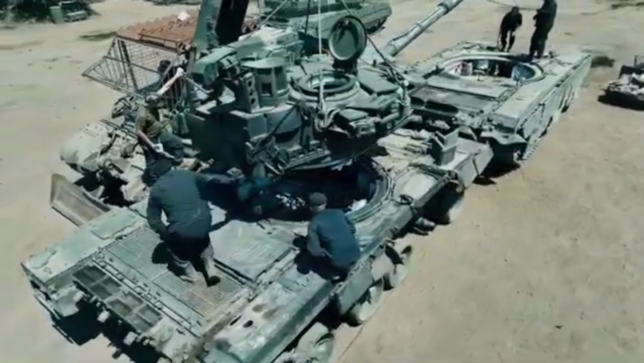 russians mount a turret from a damaged T-90 on the chassis from another surviving tank of the type, September 2024 / News Hub / What's the Purpose of Combining T-90 Turret With T-80 Chassis and Which Trend in russia It Reveals