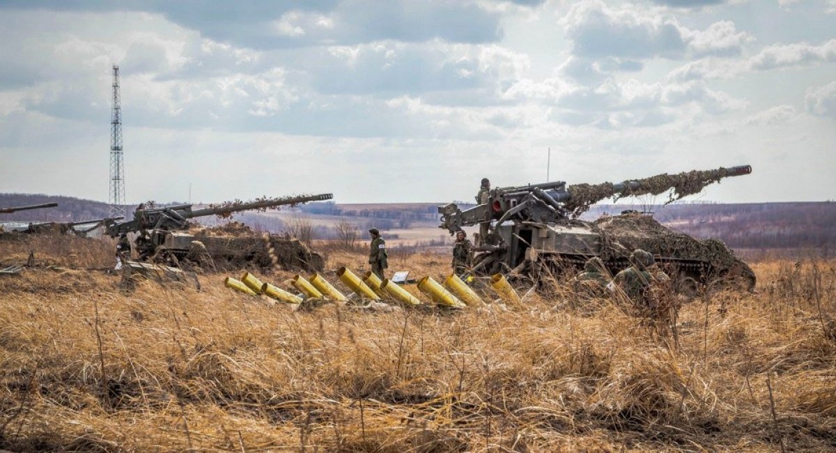 russian 2S5 Giatsint-S self-propelled artillery systems firing