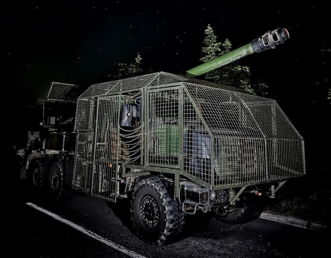 Ukrianian Caesar self-propelled howitzer with improvised anti-drone armor / Defense Express / Roof Off: russians Deploy Convertible Gun Truck With S-60 to Counter Drones