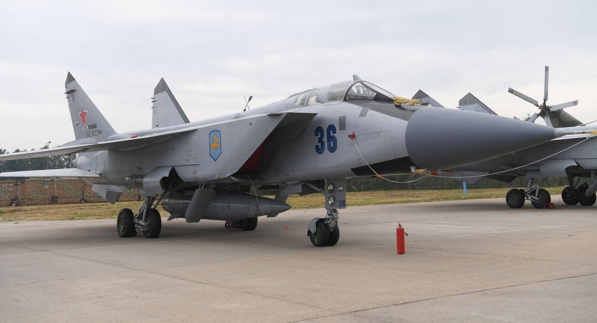 MiG-31K aircraft with a Kinzhal missile