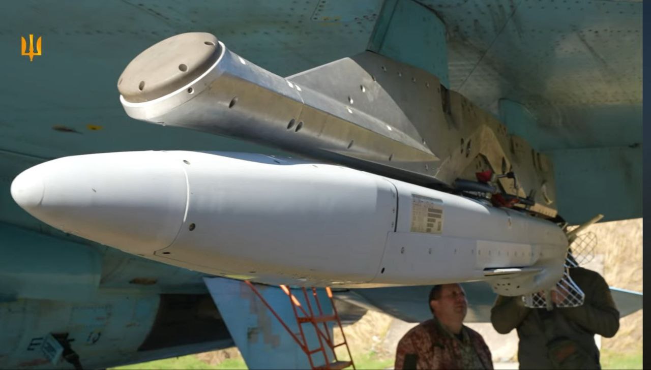 ADM-160 MALD under a Su-27 wing and the mysterious holder pylon / Defense Express / Must-Have of Any Air Attack: ADM-160 MALD Decoys Now Integrated Into Ukraine's Su-27