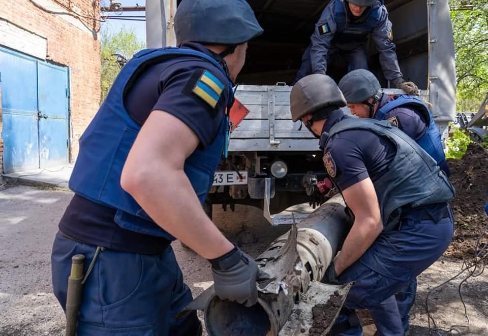 State Emergency servicemen loading a piece of ordnance for further neutrailzation / Ukrainian Deminers Learn to Neutralize Explosives in Kosovo