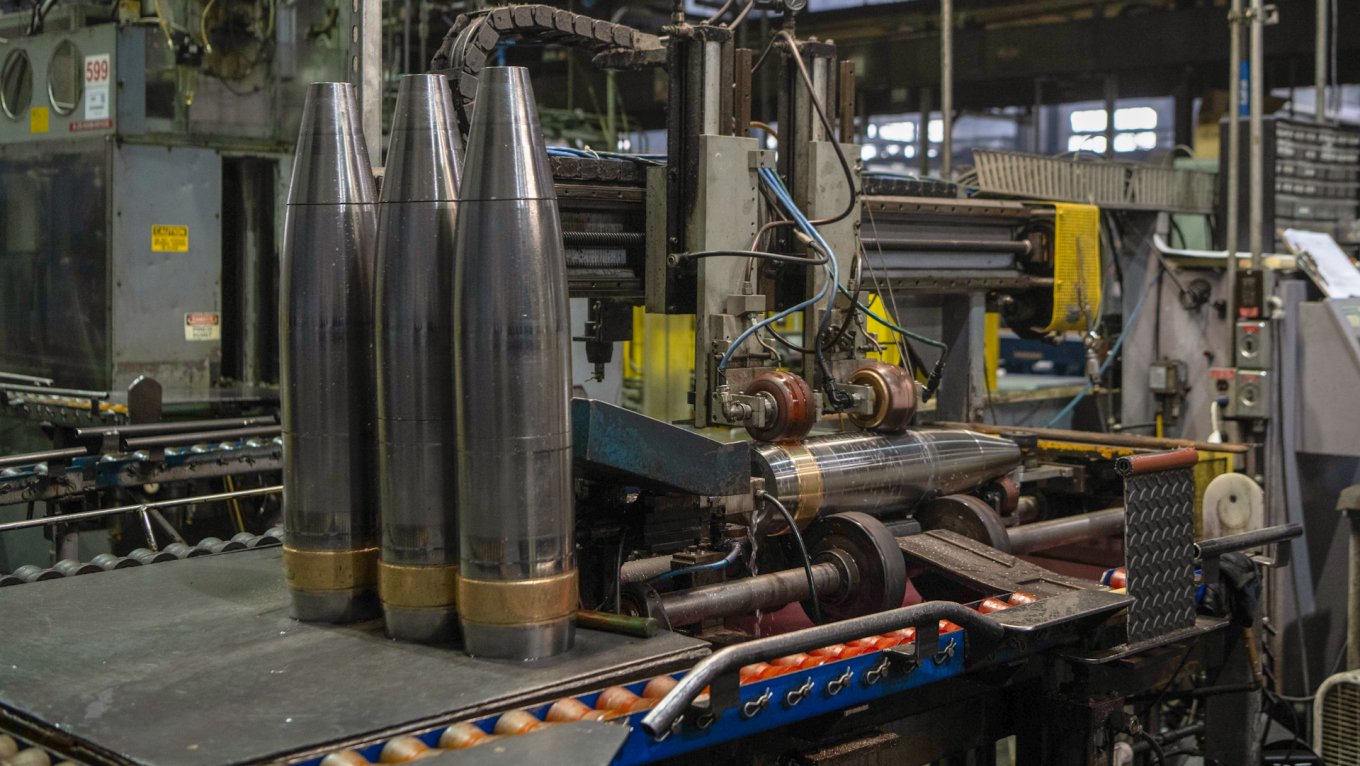 155mm artillery ammo production at the Scranton ammunition plant / Defense Express / Not Just Stopping Aid, USA Redirects Arms Production For Ukraine, And Buying's Not an Option