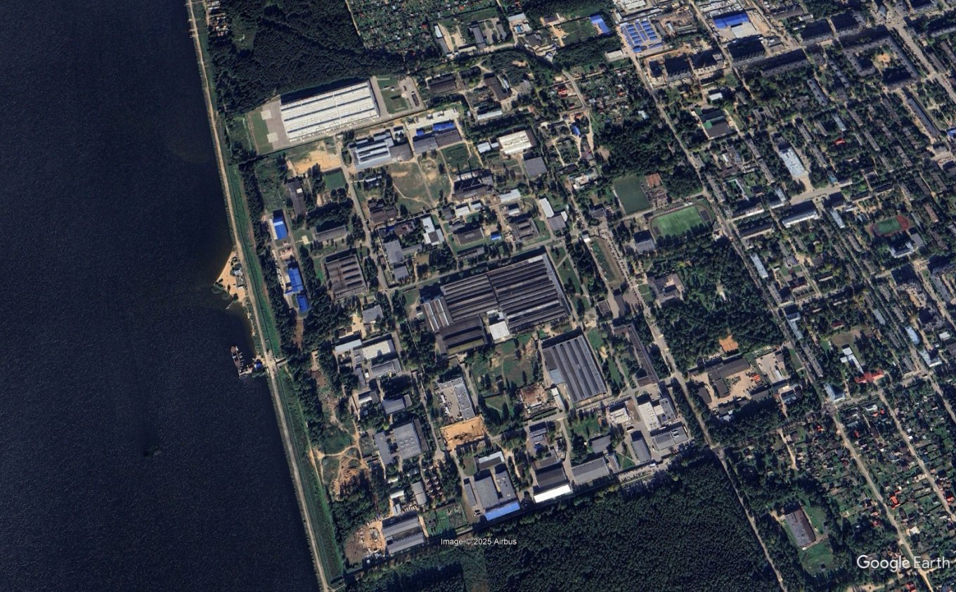 MKB Raduga design bureau in Dubna / Defense Express / Brand-New Kronshtadt Factory in russian Dubna on Fire After Ukrainian Drone Attack
