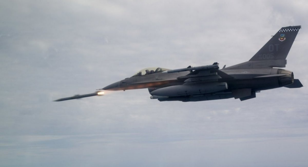Photo of Secretive AIM-260 JATM  Published Firstly in 9 Years, Should Ukraine Count on This Missile, Launch of the AIM-120 AMRAAM air-to-air missile from an F-16 fighter