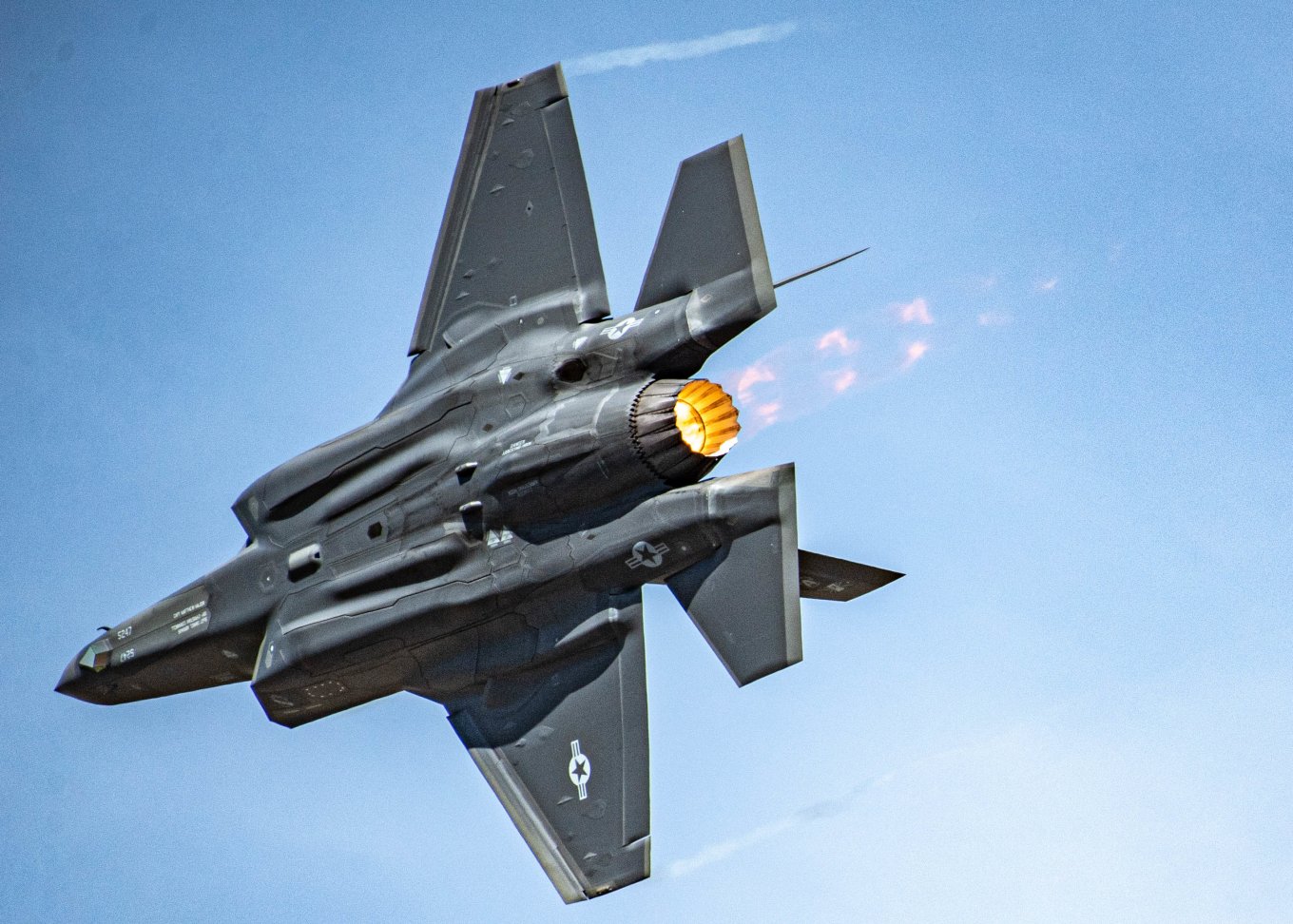 Động cơ F135 trên F-35 / Defense Express / Giống như ở Mỹ 38 năm trước: Nga phát minh lại vòi phun phẳng cho động cơ Su-57