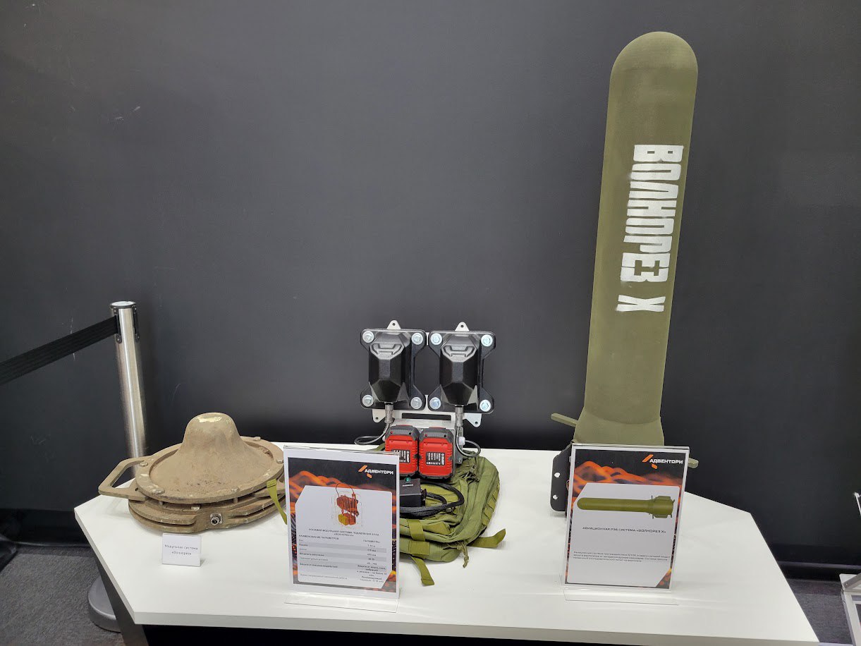 Some of the exhibits from Adventori: Volnorez components on the left, and the tall Volnorez X pod for aircraft on the right / Defense Express / Will russia's New EW For Helicopters Solve the FPV Drone Problem