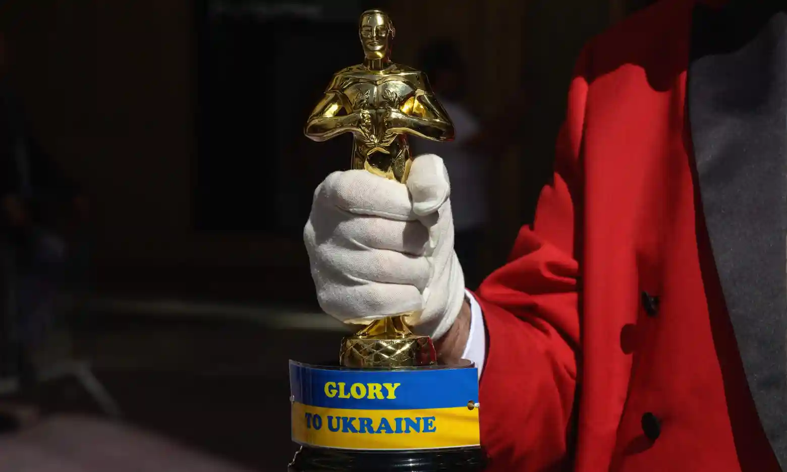 Gregg Donovan holds up an Oscar statue with a sign reading ‘Glory To Ukraine’ ahead of the Oscars Award show at the Dolby Theatre on Hollywood Boulevard in Los Angeles, California, Defense Express