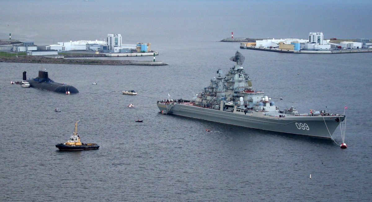 Archive photo: Pyotr Velikiy nuclear battlecruiser and the TK-208 Dmitry Donskoy nuclear submarine were often used for naval parades in St. Petersburg / Defense Express / Pyotr Velikiy Torn Between Modernization and Retirement: russians Don't Know What to Do with the Nuclear Battlecruiser