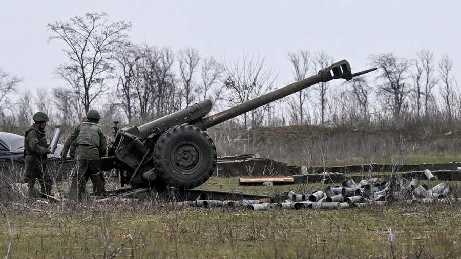 Russian artillery men firing from D-30 howitzer