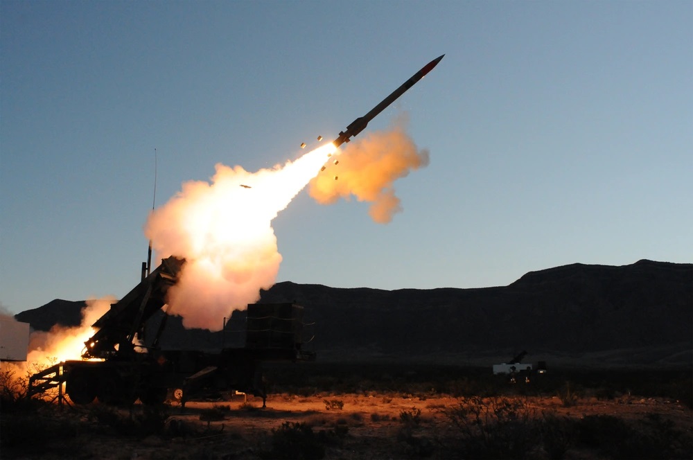 PAC-3 MSE effector launch from a Patriot system / Defense Express / Not Just Stopping Aid, USA Redirects Arms Production For Ukraine, And Buying's Not an Option