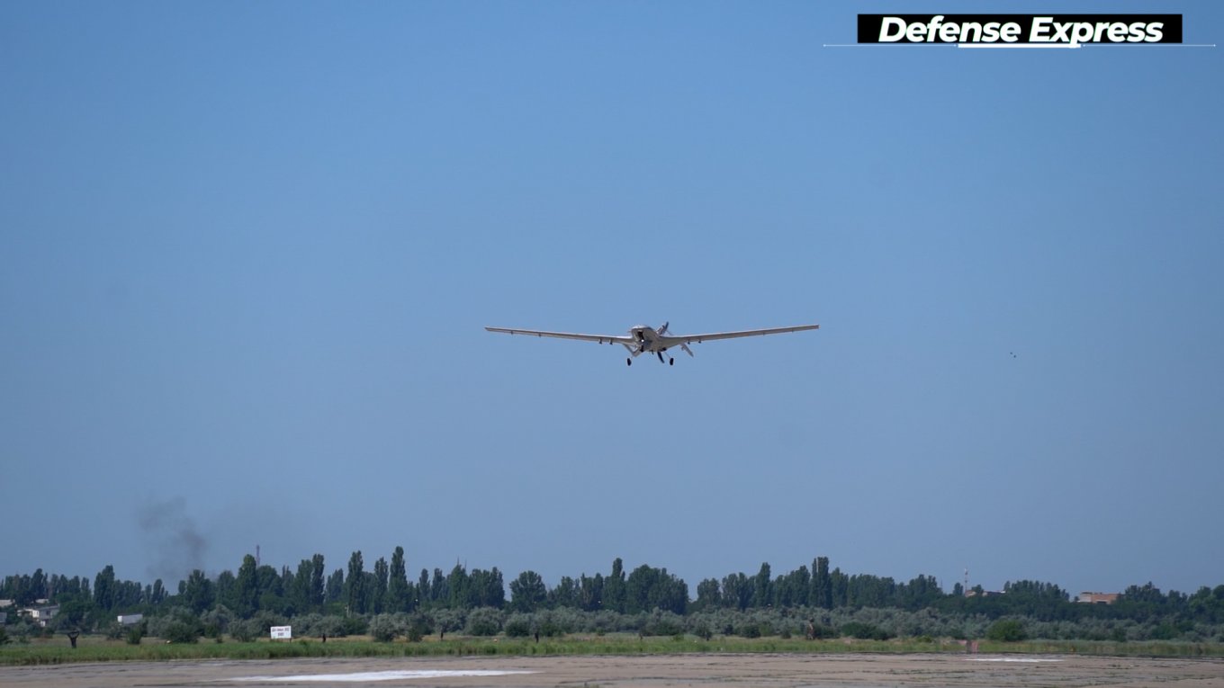 Defense Express, FlightRadar24,Turkish Bayraktar TB2 Patrolling Ukrainian Border