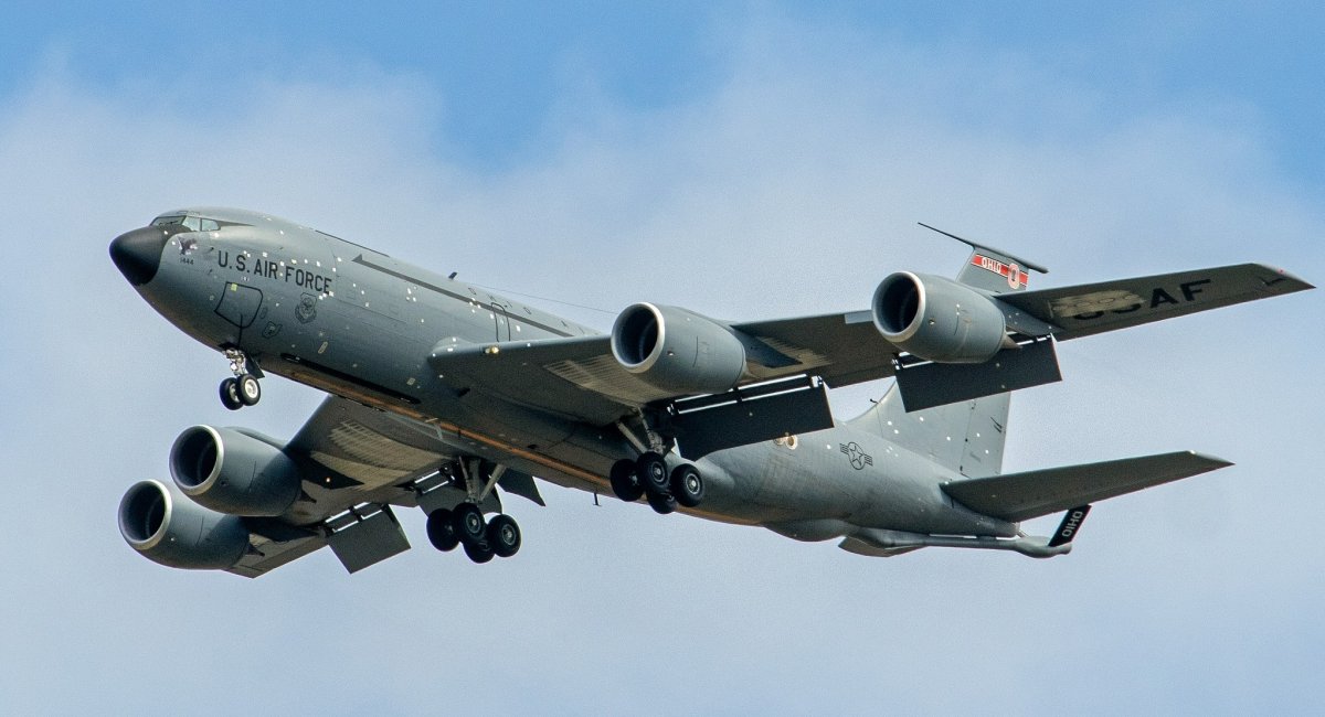 Damaged KC-135R with tail number 1444 during landing in Britain / Photo credit: Facebook/Andrew McKelvey