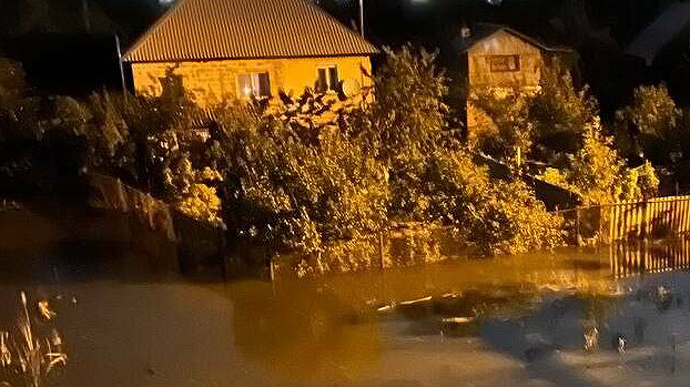 Flooded houses in the city of Kryvyi Rih, russian Terrorists Used Kinzhal Hypersonic Missile to Hit Civilian Object in Kryvyi RihбDefense Express