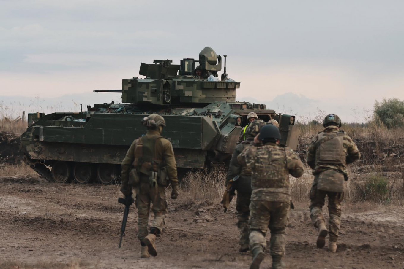 Ukrainian soldiers operate anAmerican M2 Bradley IFV / Defense Express / US Military Analysts Do Little to No Study of Ukraine War, And They Have Reasons