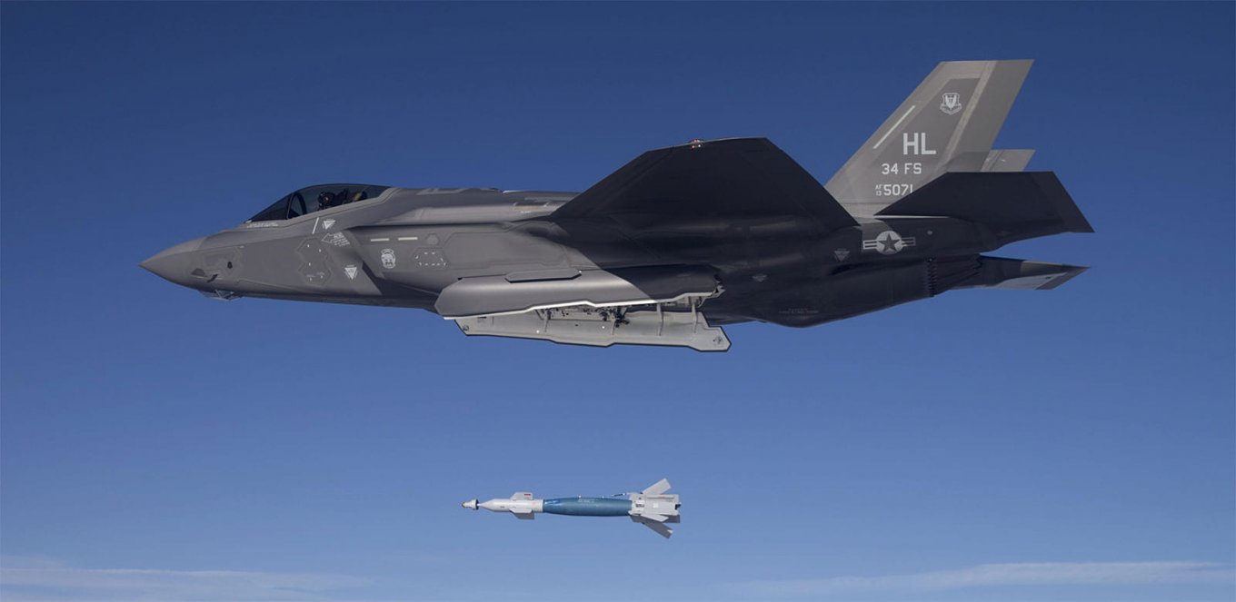 USAF F-35 deploys a Paveway IV bomb / Defense Express / About Paveway IV Bombs Britain is Allegedly Planning to Supply Ukraine