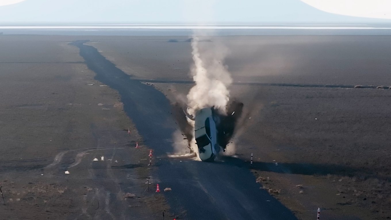 The moving remotely operated car was successfully hit by a Gözde smart bomb / Defense Express / Turkish JDAM Rival GÖZDE Successfully Hits a Moving Target During Test