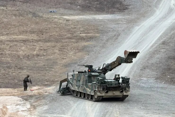 South Korea Hands Over the K600 Rhino Combat Engineering Vehicles to Ukraine, Korean K600 Rhino Combat Engineering Vehicle, Defense Express