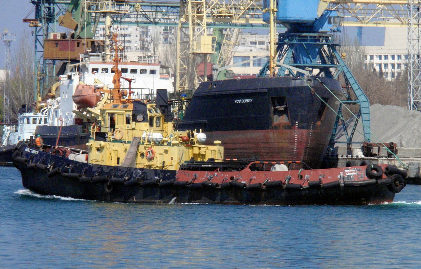 Illustrative photo: a Project 498 roadstead tugboat / Defense Express / Magura V5 Practices Overcoming Boom Barrier as It Sinks a russian Tugboat (Video)