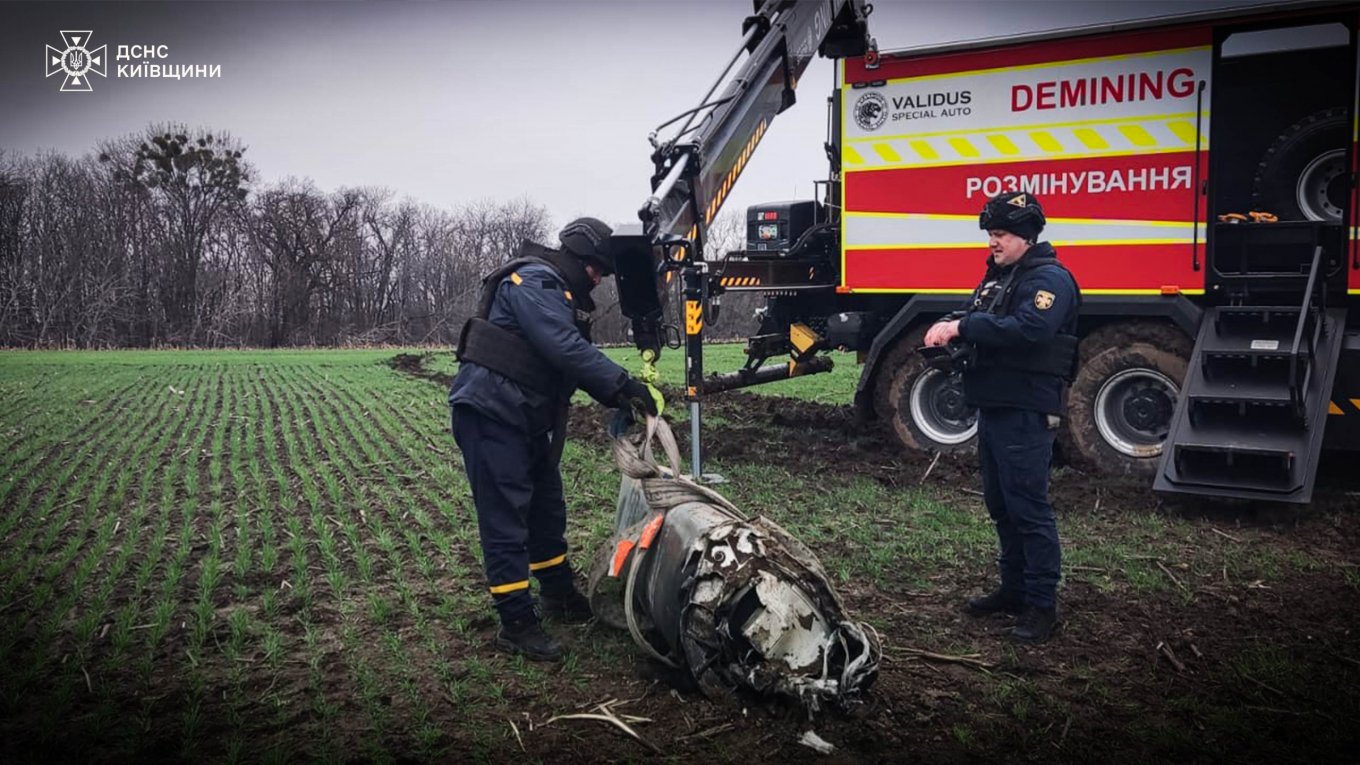 russian Kh-101 cruise missile Defense Express Ukrainian Emergency Services Neutralize X-101 Missile Fragment Near Isaiky (Photos)