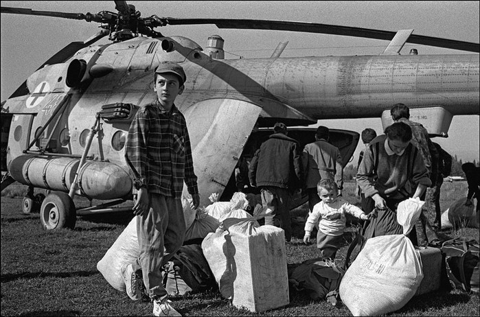 Georgian refugees being evacuated by helicopters during a Ukrainian humanitarian mission in the mountains of Svaneti, 1993 / Defense Express / Georgia on the Crossroads of Gaining Freedom or Becoming russia's Backyard