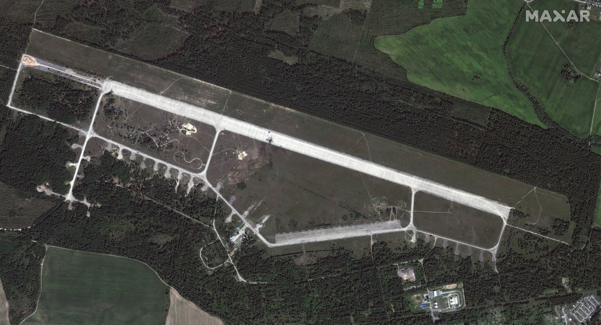 Satellite image of  Zyabrivka airfield published on August 13, 2022 (Maxar), he russians are completing preparation of Zyabrovka airfield 22 km from border with Ukraine in Belarus to strike Ukraine, Defense Express