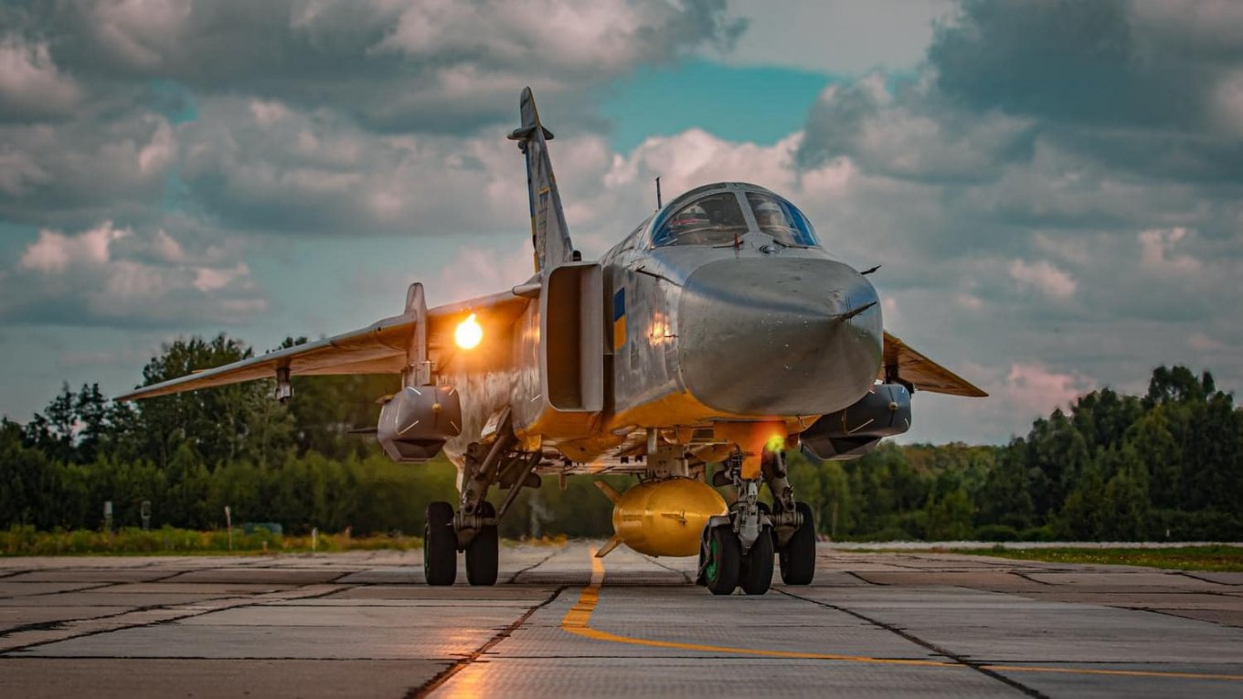 Storm Shadow/SCALP mounted on a Su-24M bomber of the Ukrainian Air Force / Defense Express / How Many Storm Shadow / SCALP Missiles UK, France, and Others Have