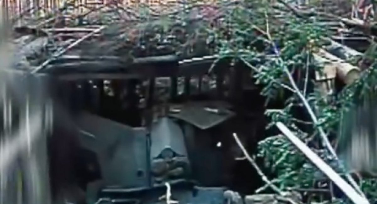 Concealed russian artillery system / screenshot from video 