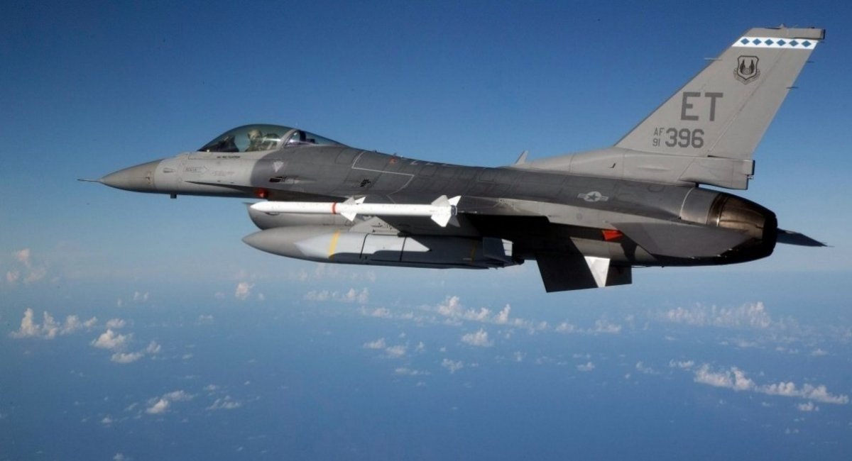 An F-16 fighter jet equipped with a JASSM-ER cruise missile / Photo credit: U.S. DoW