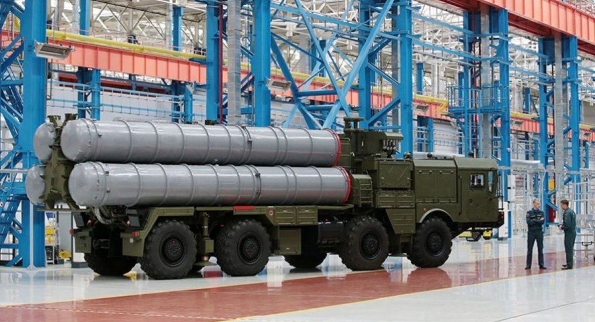 Illustrative photo: a russian S-400 surface to air missile system launcher is being rolled out of the assembly workshop / Open-source illustrative photo