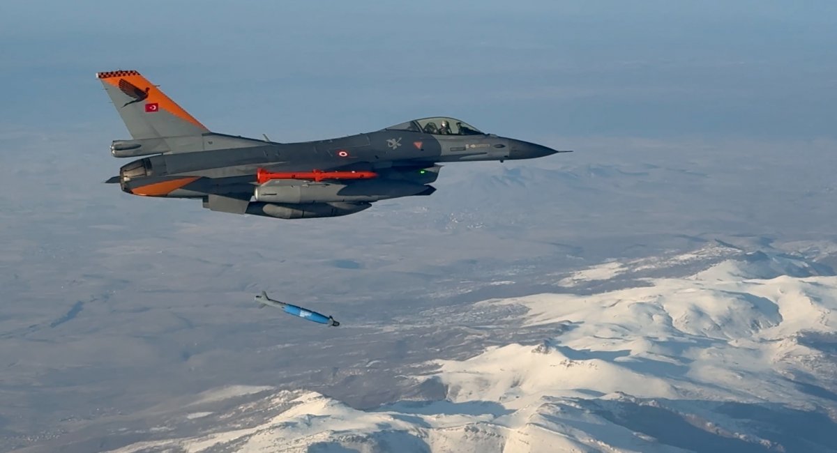 An F-16 fighter releases a Gözde smart bomb during the live-fire test / Photo credit: Aselsan