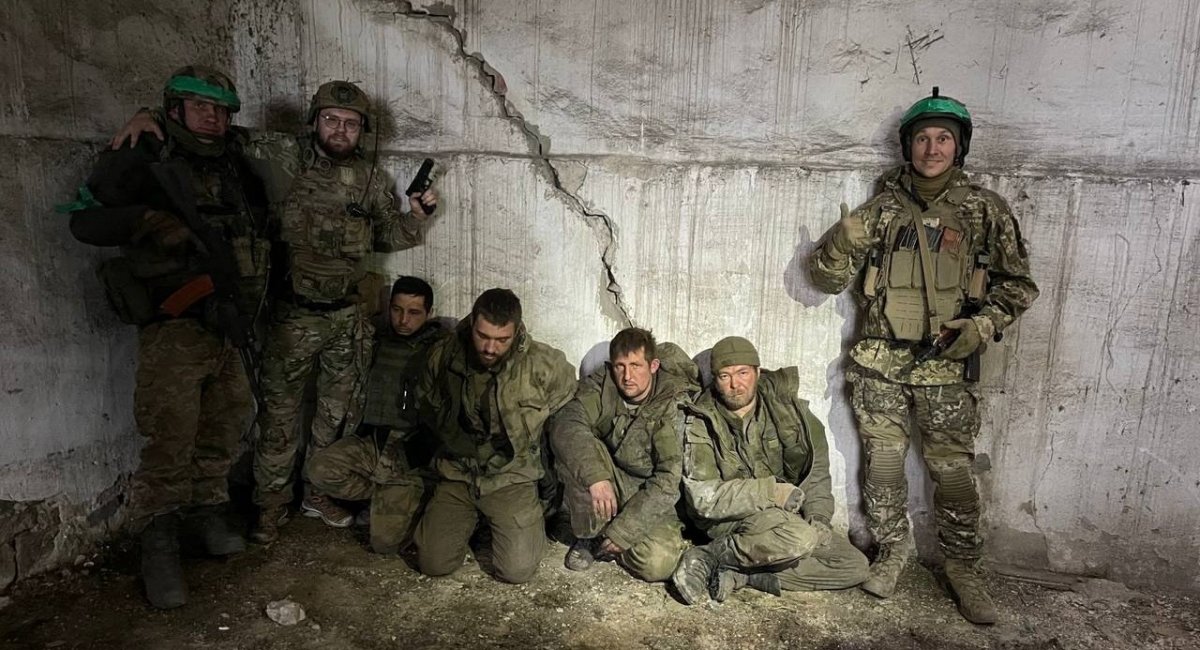 A few soldiers form Ukraine's 3rd Assault Brigade next to russian captives from the 72nd Motor Rifle Brigade. Archive photo: May 2023 / Photo credits: Maksym Zhorin, Censor.Net
