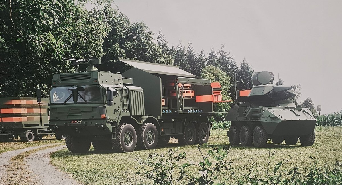 The process of replacing an empty Skyranger 30 magazine with a full one using the new automatic reloading system; a trailer carrying additional magazines is also visible in the background / Photo credit: Militär Aktuell